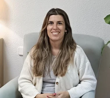 Psicóloga y terapeuta Gestalt en su consulta de Madrid